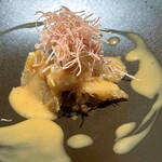 鉄板焼 - 香ばしく焼き上げたフカヒレステーキ、生姜クリームソース