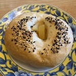 SUMOMO BAKERY - 料理写真:おいもとリンゴ１５１円。  中にリンゴと甘いさつまいもを包んだパンです。