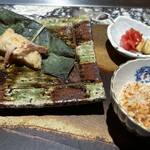 鉄板焼 - 「大のや醸造」の醤油を使ったガーリックライス /奥美濃古地鶏の朴葉おこわ