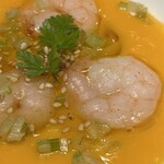 赤白 - 冷製マンゴーと桃のスープ 小エビとセロリを添え