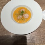 赤白 - 冷製マンゴーと桃のスープ 小エビとセロリを添え