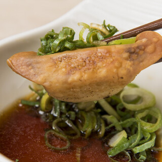 ジューシーな肉汁とカリッと食感が絶品♪揚げ焼きされた廣島餃子