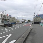 喜慕里 - 向かい合う歴史館(右)とスズキ本社(左)