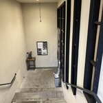 IDOL - この右側から入店します