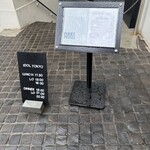 IDOL - 階段の上にこれがあるのが目印