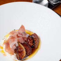 ブラータチーズ/カプレーゼ風×焼き黒イチジク×スペック