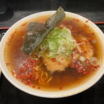 中華そば　新谷 - ピリ辛ラーメン　スープなみなみすぎ