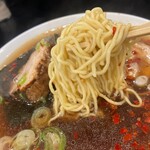 中華そば　新谷 - 麺は硬くてスープとの相性よし