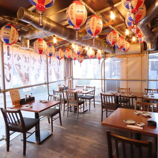 温かみと安心感のある、お祭りをイメージしたにぎやかな空間