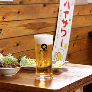 パーフェクトな黒ラベルで乾杯！肉料理に合うドリンクが勢揃い