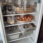 手打うどん たむら - 生卵やオリーブ豚の入った冷蔵庫