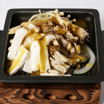 鍛冶屋 文蔵 - キノコのガーリックバター鉄板焼き