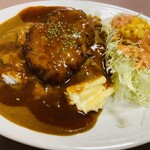 ランチハウス 美味しん坊 - ハンバーグカレー（手作りビーフ）に千切りキャベツ、マカロニ等が添えられて