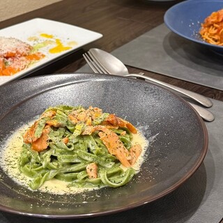 堅持選用優質食材的自家製培根與煙燻鮭魚