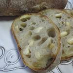 シニフィアン シニフィエ 世田谷本店 - ピカンというカシューナッツと3種類の粒胡椒のパン