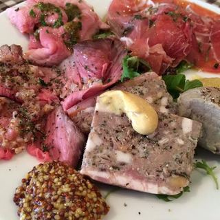 上質なお肉をお得に味わえるボリューミーな盛り合わせがおすすめ