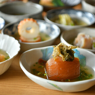 料理長こだわりの逸品。出汁が澄み切った多彩な具材のおでん