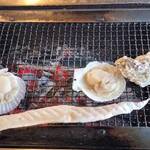 喰い処 鮭番屋 - 鮭ハラス、ホタテ、岩かき、ししゃも