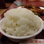 蓬莱春飯店 - ご飯は大盛りにしたらテンコ盛り