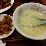 蓬莱春飯店 - 定食のスープとザーサイ