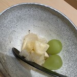 鮨 いわ貴 - シャインマスカットとりんご（何とか富士）何かのジュレかけ