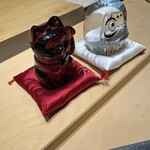 鮨 いわ貴 - 置物の座布団が可愛い