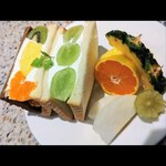 いちご ICHIJYU - フルーツサンド だけじゃなくてフルーツサンドにさらにフルーツがついていますw　