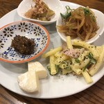 とんぼ - 上から時計回りに冷やし焼きナス、ピリ辛もやし、マカロニサラダ、カマンベールチーズ、ちりめんみそ