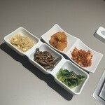 焼肉じゅん - キムチとナムルの盛り合わせ