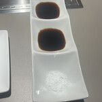 焼肉じゅん - 奥からあっさり目の昆布醤油タレ、真ん中がポルチーニ茸のエキスを加えた濃いめのタレ、手前がマルドンの塩