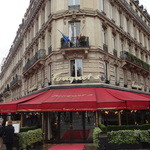 Fouquet's - シャンゼリゼ通りとジョルジュ・サンク通りが交わる角に、赤い庇