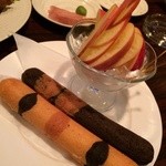 サロット - デザートに猫の尻尾ケーキ(?)と蜜りんご♡