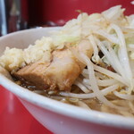 ラーメン二郎 - 豚の厚み