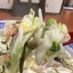 彩華ラーメン - 野菜、にゅ〜〜ん！