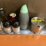 彩華ラーメン - 味変部隊　※胡椒、ここにもあるだけに