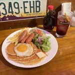 カフェ マチルダ - ソーセージエッグパンケーキ
      カシスソーダ