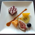 ピーノ - デザート盛り合わせ（ケーキ、アイスクリーム、フルーツ）900円