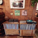 パドラーズコーヒー - 店内LPレコードの曲が流れます