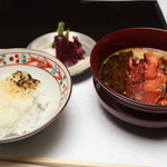 料亭旅館　いちい亭 - 〈夕食〉食事(釜炊きご飯、香の物)、伊勢海老の赤出汁