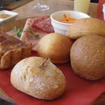 パンとエスプレッソと - パン盛り合せ、ハム盛り合せ、キッシュ
