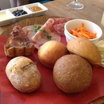 パンとエスプレッソと - パン盛り合せ、ハム盛り合せ、キッシュ