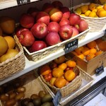 いちご ICHIJYU - 季節のフルーツが所狭しと並んでいます　リーズナブルで品質がとても高いです