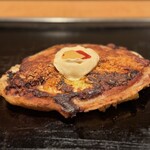 象屋 - 三枚豚の脂身は白く、筋肉にはつなぎ生地薄く塗って
      香ばしく焼き色がついて、色のコントラストも素敵
      そして、この天カス重要性がこの1枚には不可欠