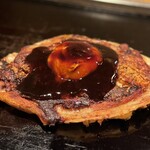 象屋 - マヨネーズはまだ崩さずに (  ˘ω˘ )و ̑̑ソースを3杯
      はじめにマヨネーズを塗り広げると
      油分でソースが流れちゃうんよね