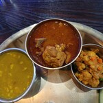 Pokhara Grung Kitchen - 左からダル、チキンカレー、ネパールサラダ