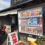 博多屋台らーめん 壱弐参  - B級感ただよう外観