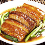 红烧猪肉配中国蔬菜