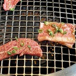 肉の青木商店 - お肉を焼くの図