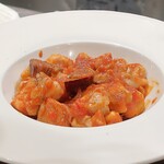 トリワイン ＰＩＫＯＳＨＨＨＵ - アーモンドニョッキ 鶏とくりのトマトソース