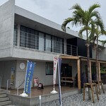 レモン食堂 - コンクリート打ちっぱなしと木の質感が映える外観。